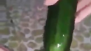 Si penetra la vagina con un grosso cetriolo