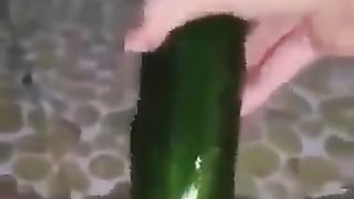 Si penetra la vagina con un grosso cetriolo