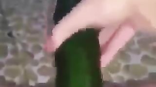 Si penetra la vagina con un grosso cetriolo