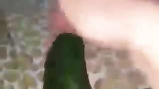 Si penetra la vagina con un grosso cetriolo