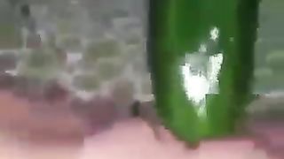Si penetra la vagina con un grosso cetriolo