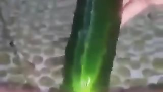 Si penetra la vagina con un grosso cetriolo