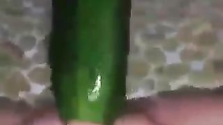 Si penetra la vagina con un grosso cetriolo