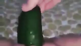 Anteprima del video: Si penetra la vagina con un grosso cetriolo