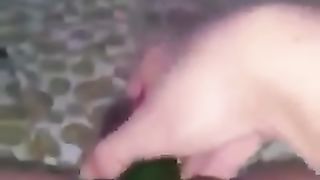 Si penetra la vagina con un grosso cetriolo
