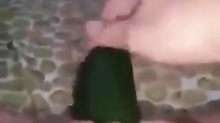 Si penetra la vagina con un grosso cetriolo