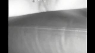 Mi tocco il clitoride davanti a due uomini