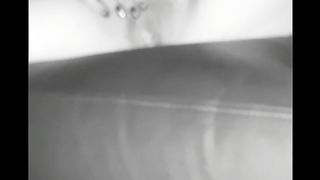 Mi tocco il clitoride davanti a due uomini