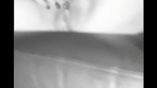 Mi tocco il clitoride davanti a due uomini