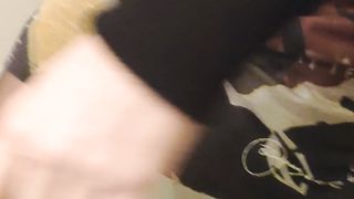 Anna si mostra mentre piscia in bagno