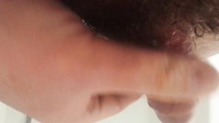 Bel ragazzo italiano si masturba sotto la doccia