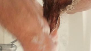 Bel ragazzo italiano si masturba sotto la doccia