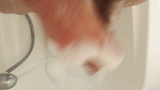 Bel ragazzo italiano si masturba sotto la doccia