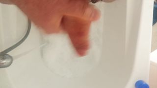 Bel ragazzo italiano si masturba sotto la doccia