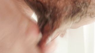 Bel ragazzo italiano si masturba sotto la doccia