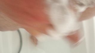 Bel ragazzo italiano si masturba sotto la doccia