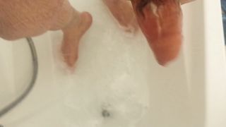 Bel ragazzo italiano si masturba sotto la doccia