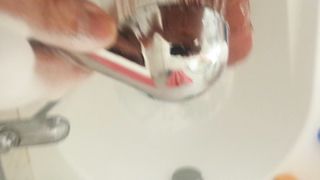 Bel ragazzo italiano si masturba sotto la doccia