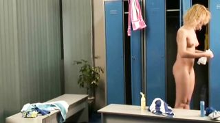 Biondina nuda nello spogliatoio della palestra
