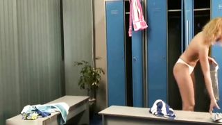 Biondina nuda nello spogliatoio della palestra