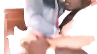 Cazzone nero cavalca ragazza bianca