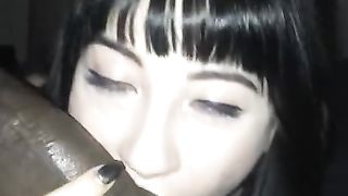 Ragazza emo succhia un cazzo nero enorme