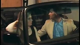 Moana Pozzi succhia e scopa in auto