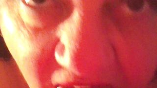 Anteprima del video: BBW molto porca mentre mi fa un pompino e dice che è troia