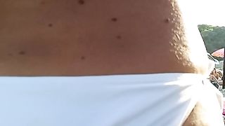 Culona infoiata al mare