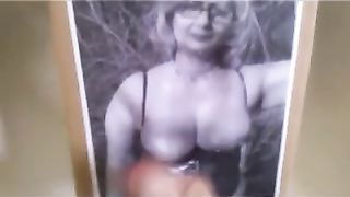 Tributo di piscio e sborra da un utente amico