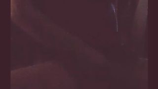 Seduta mi tocco il clitoride