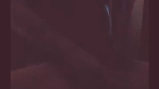 Seduta mi tocco il clitoride