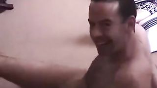 Un modello tutto nudo come regalo di compleanno