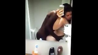 Si filma con un ragazzo in bagno