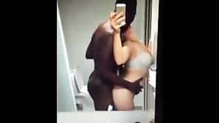 Si filma con un ragazzo in bagno