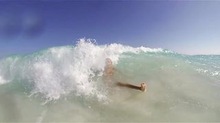 Nudista in una spiaggia caraibica