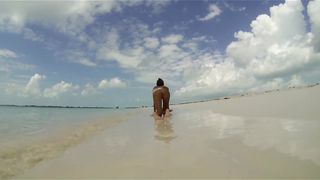 Nudista in una spiaggia caraibica