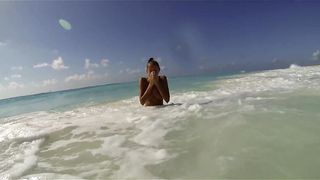 Nudista in una spiaggia caraibica