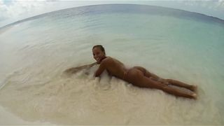 Nudista in una spiaggia caraibica