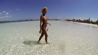 Nudista in una spiaggia caraibica