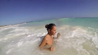 Nudista in una spiaggia caraibica