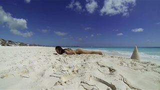 Nudista in una spiaggia caraibica