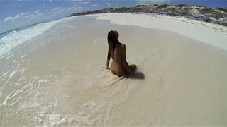 Nudista in una spiaggia caraibica