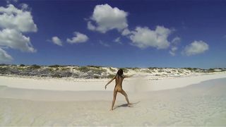 Nudista in una spiaggia caraibica