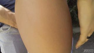 Grandissima puttana scopa e succhia in pubblico