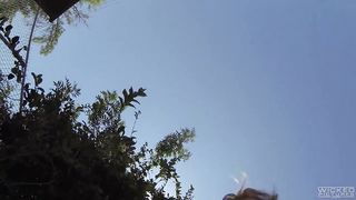 Grandissima puttana scopa e succhia in pubblico