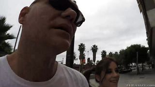 Brunetta scopata davanti allo specchio