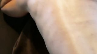 Lo prende in bocca e nel culo