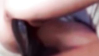 Un cazzo nero enorme le sfonda la figa