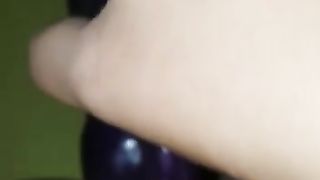 Troia si infila un dildo in figa